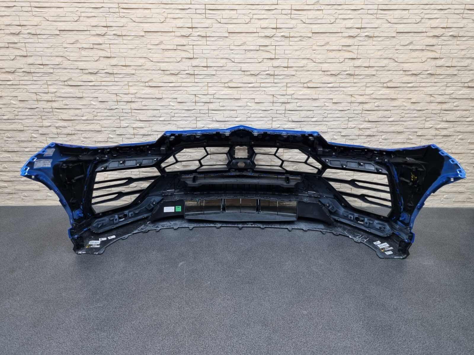Lamborghini Urus Front Bumper Carbon Fiber Blue 4ML807437 - Image 4