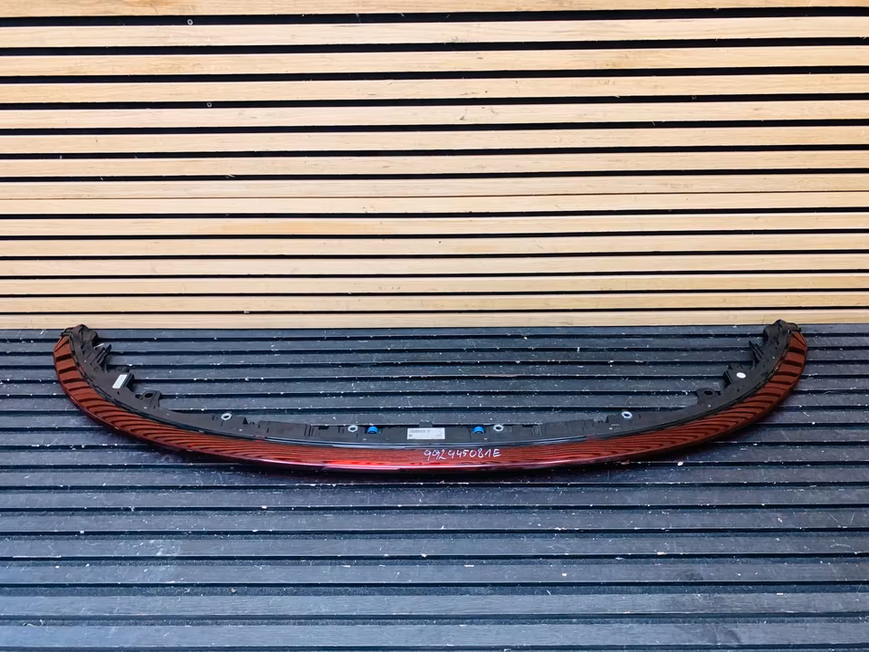 Porsche 992 rear light, taillight, rear panel 992945081E - Image 3