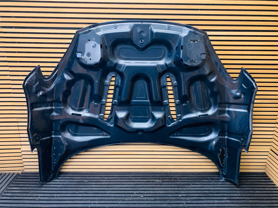 Aston Martin DBX hood - Image 3
