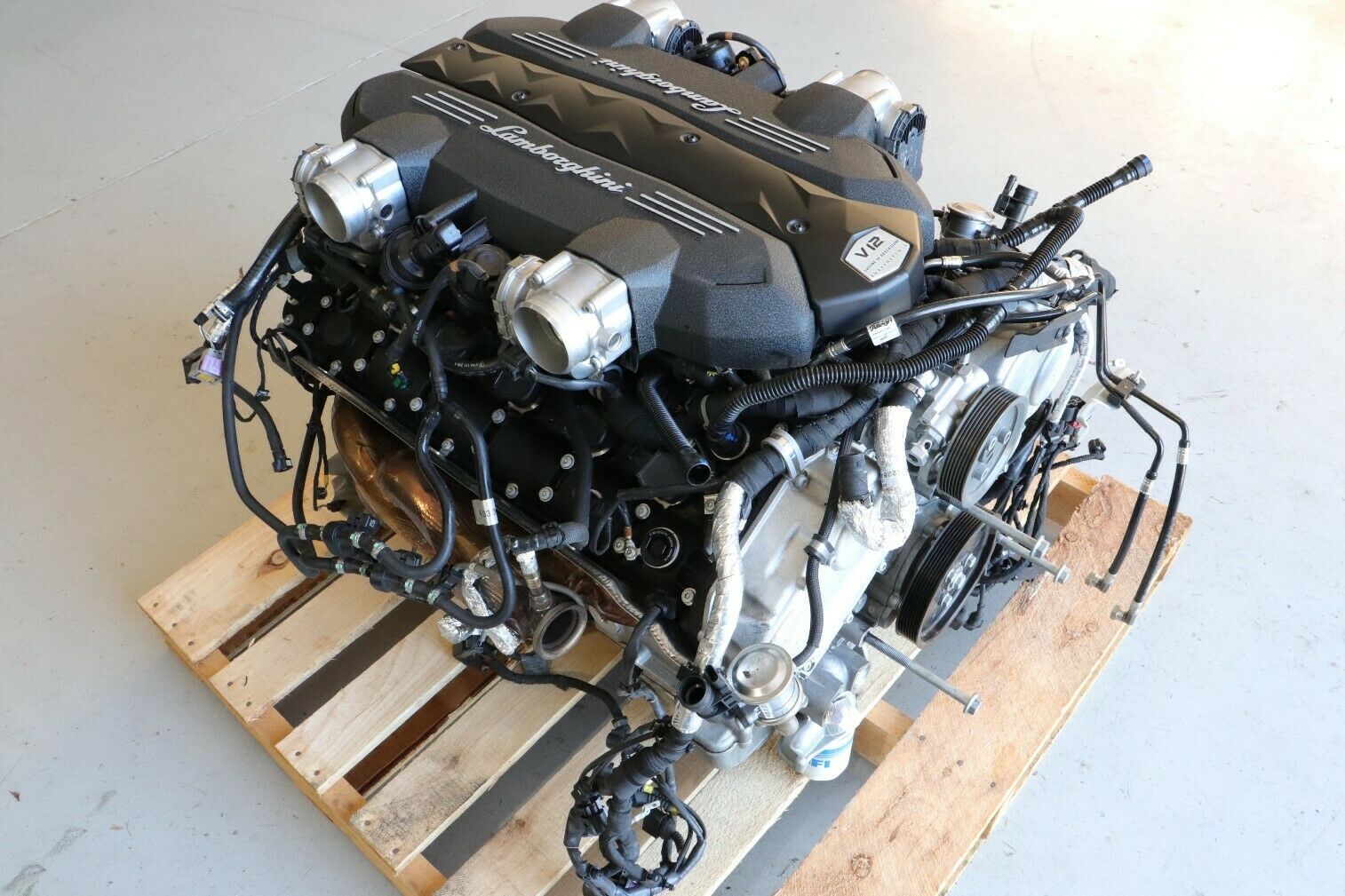Lamborghini Aventador Engine - Image 11