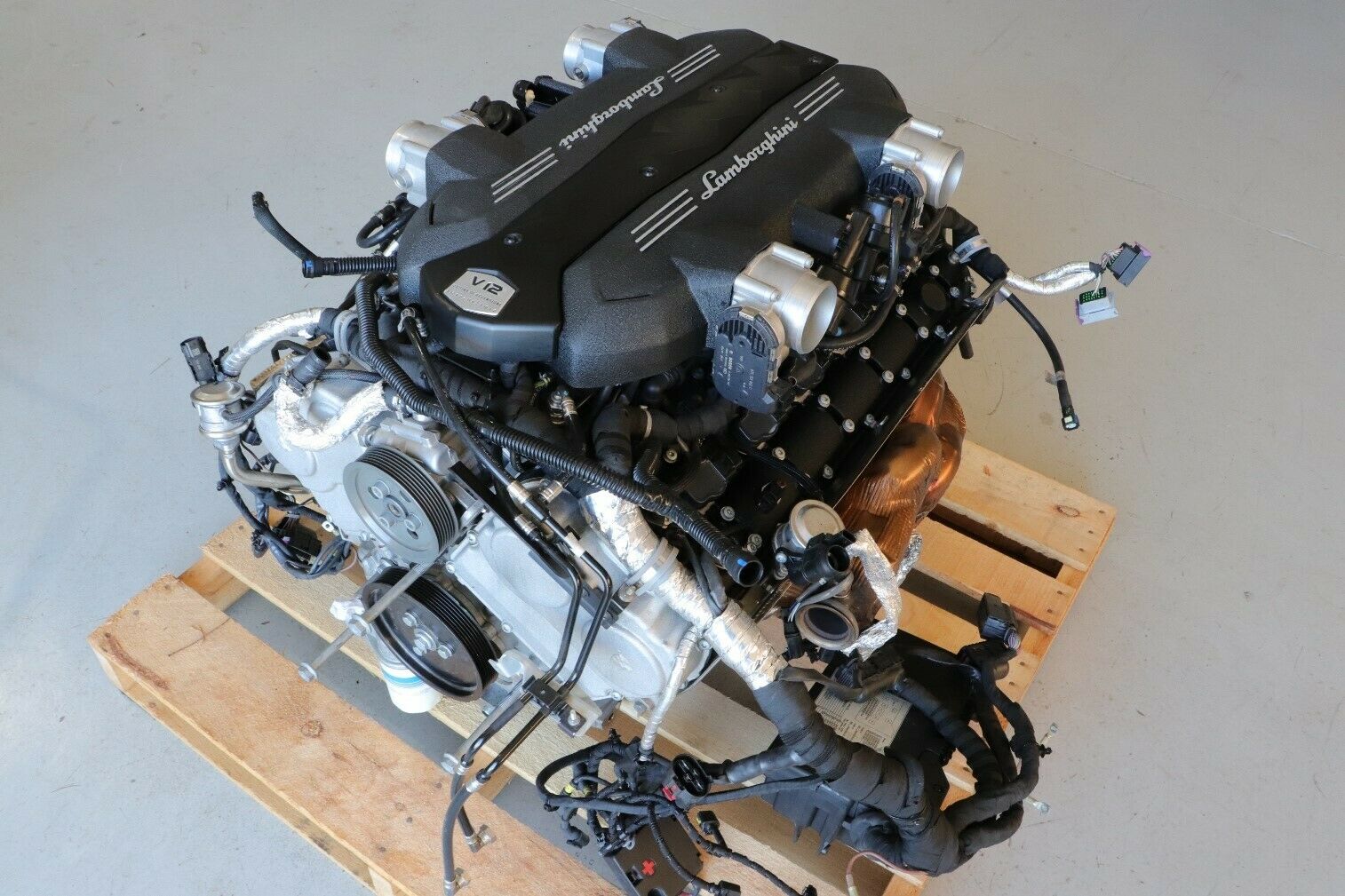 Lamborghini Aventador Engine - Image 12