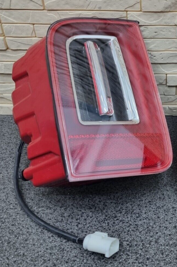 Rolls Royce Cullinan Rear Left Tail Light USA 7447045 SAE - Image 4