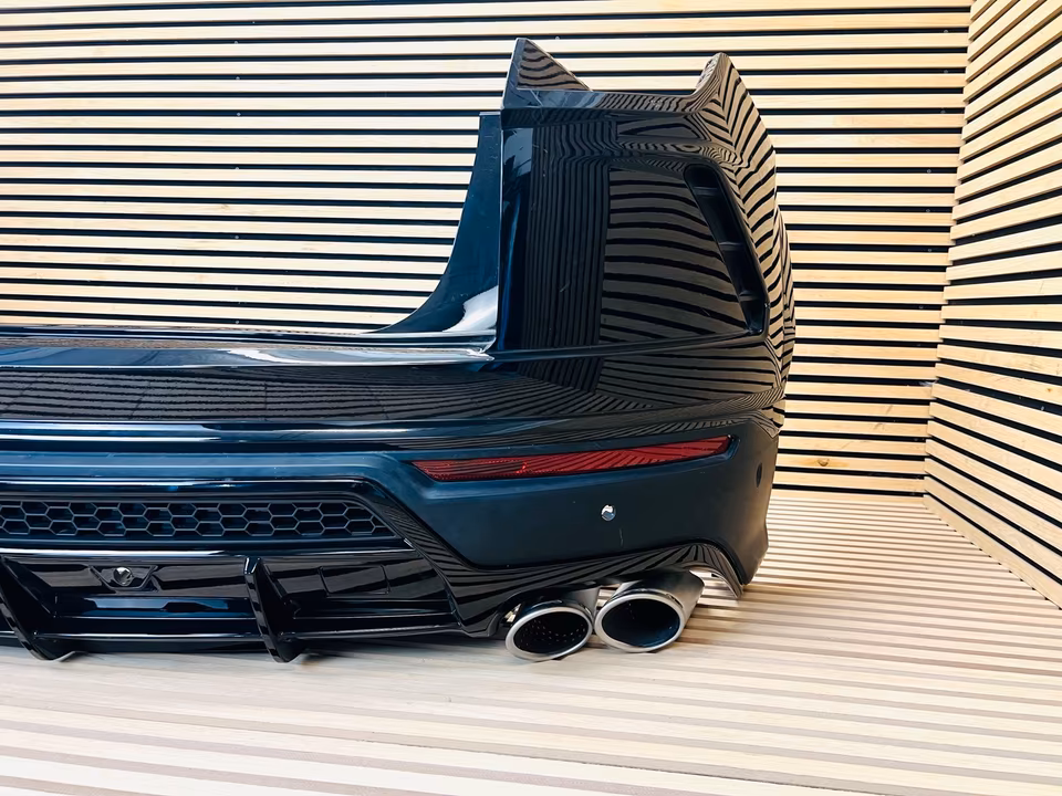 Lamborghini Urus Rear Bumper Tailpipes Diffuser - Image 9