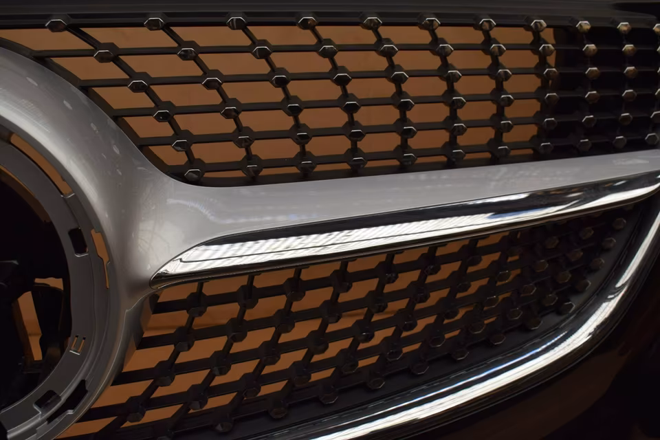 Mercedes W 447 V Class AMG front bumper diamond pattern - Image 4