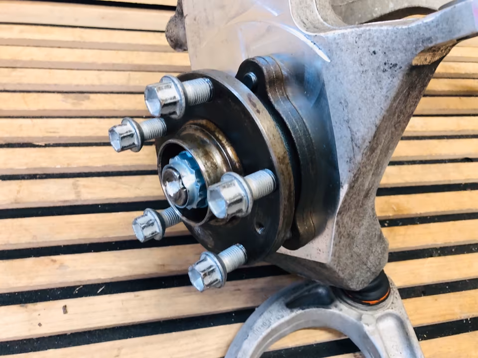 McLaren MP4 12C Front Left Steering Knuckle Wheel Hub Control Arm - Image 3